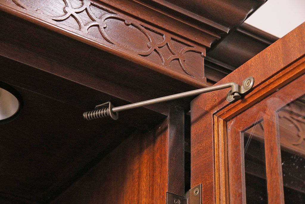 中古美品　ヒッコリーチェア(HICKORY CHAIR)　マホガニー材　高級感とクラシカルな雰囲気を高める照明付きのキャビネット(定価約300万円)(収納棚、飾り棚)(R-048949)