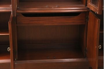 中古美品　ヒッコリーチェア(HICKORY CHAIR)　マホガニー材　高級感とクラシカルな雰囲気を高める照明付きのキャビネット(定価約300万円)(収納棚、飾り棚)(R-048949)