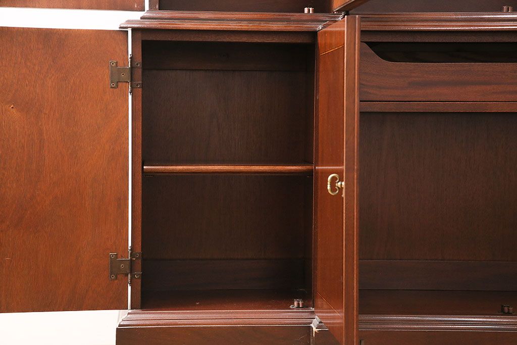 中古美品　ヒッコリーチェア(HICKORY CHAIR)　マホガニー材　高級感とクラシカルな雰囲気を高める照明付きのキャビネット(定価約300万円)(収納棚、飾り棚)(R-048949)