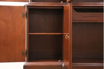 中古美品　ヒッコリーチェア(HICKORY CHAIR)　マホガニー材　高級感とクラシカルな雰囲気を高める照明付きのキャビネット(定価約300万円)(収納棚、飾り棚)(R-048949)