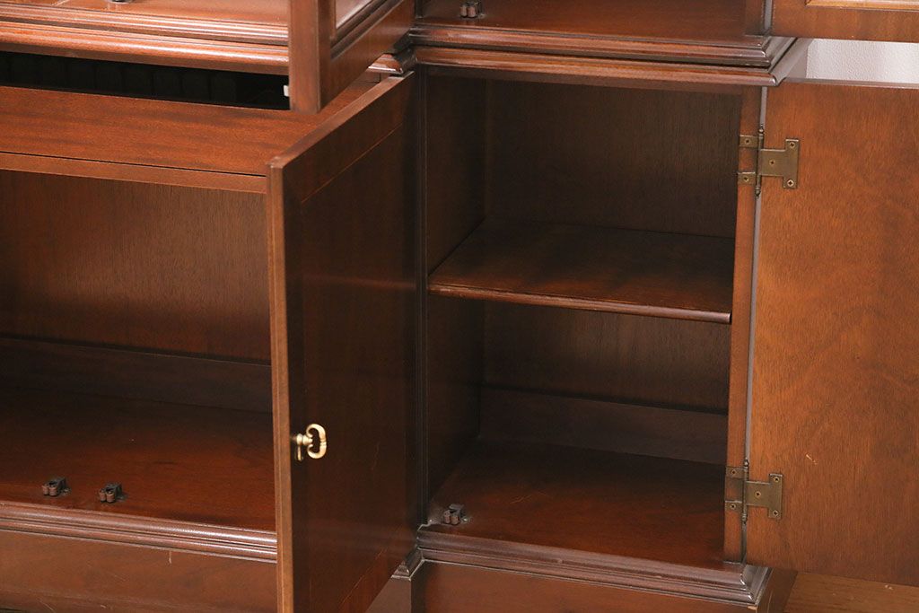 中古美品　ヒッコリーチェア(HICKORY CHAIR)　マホガニー材　高級感とクラシカルな雰囲気を高める照明付きのキャビネット(定価約300万円)(収納棚、飾り棚)(R-048949)