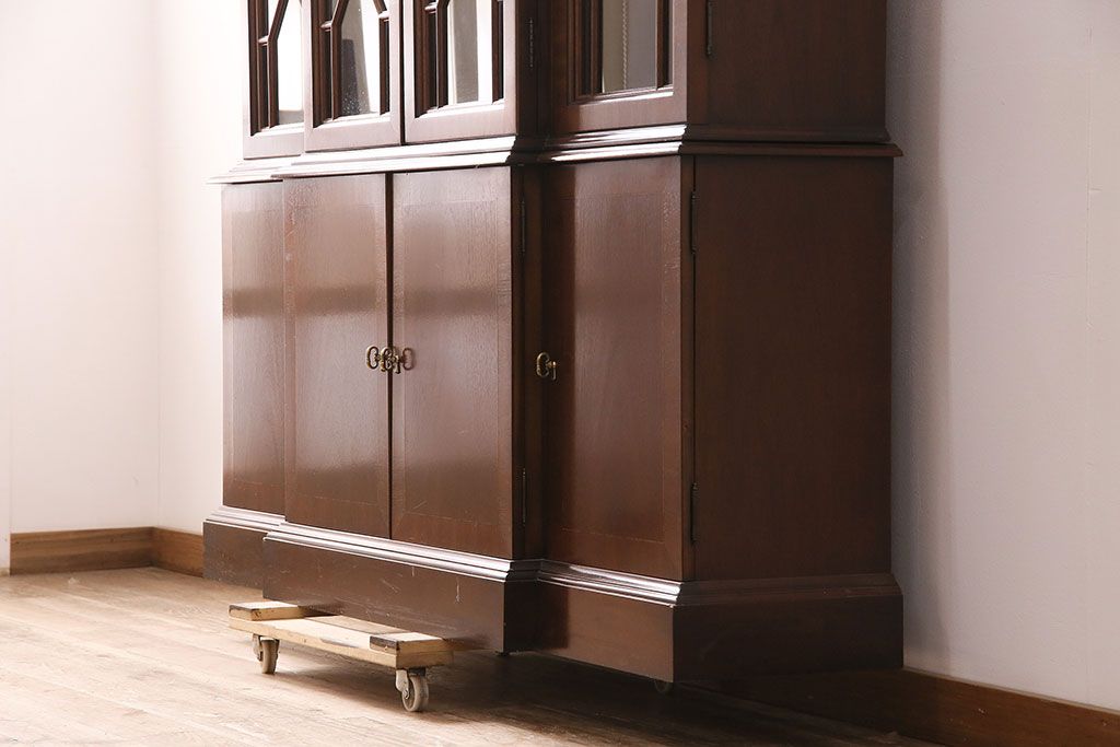 中古美品　ヒッコリーチェア(HICKORY CHAIR)　マホガニー材　高級感とクラシカルな雰囲気を高める照明付きのキャビネット(定価約300万円)(収納棚、飾り棚)(R-048949)