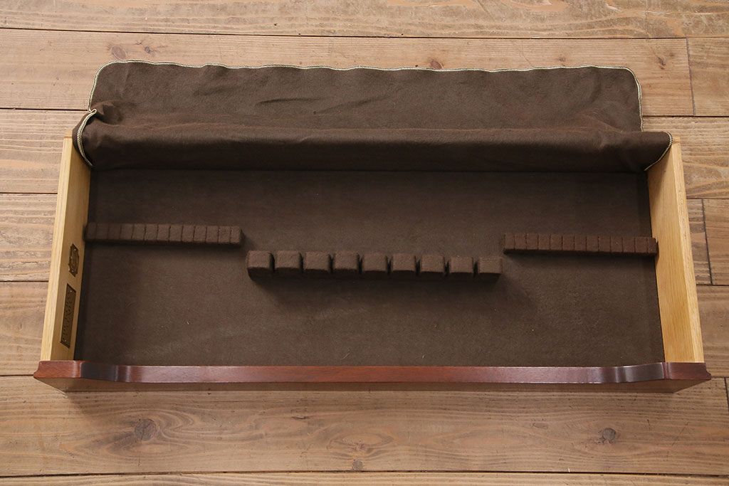 中古美品　ヒッコリーチェア(HICKORY CHAIR)　マホガニー材　高級感とクラシカルな雰囲気を高める照明付きのキャビネット(定価約300万円)(収納棚、飾り棚)(R-048949)