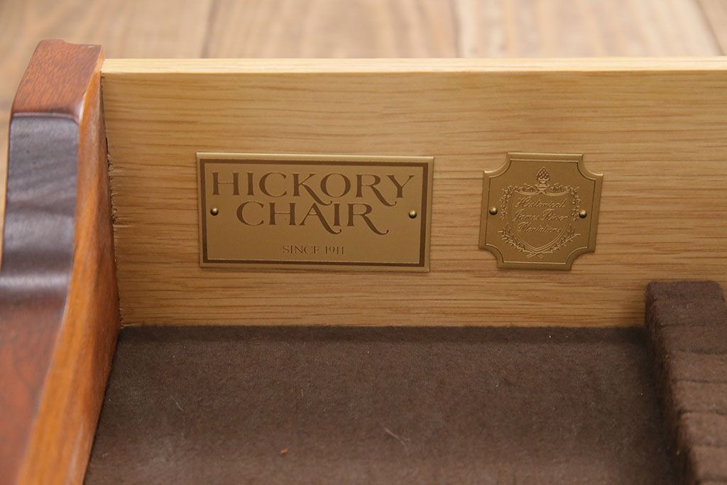 中古美品　ヒッコリーチェア(HICKORY CHAIR)　マホガニー材　高級感とクラシカルな雰囲気を高める照明付きのキャビネット(定価約300万円)(収納棚、飾り棚)(R-048949)
