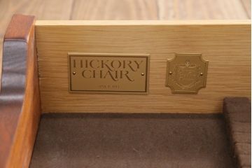 中古美品　ヒッコリーチェア(HICKORY CHAIR)　マホガニー材　高級感とクラシカルな雰囲気を高める照明付きのキャビネット(定価約300万円)(収納棚、飾り棚)(R-048949)