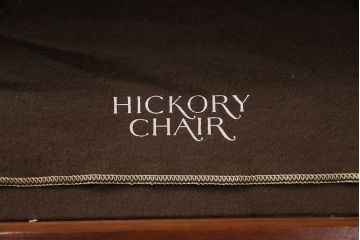 中古美品　ヒッコリーチェア(HICKORY CHAIR)　マホガニー材　高級感とクラシカルな雰囲気を高める照明付きのキャビネット(定価約300万円)(収納棚、飾り棚)(R-048949)