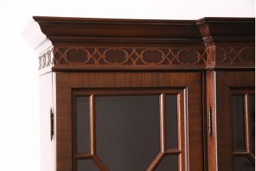 中古美品　ヒッコリーチェア(HICKORY CHAIR)　マホガニー材　高級感とクラシカルな雰囲気を高める照明付きのキャビネット(定価約300万円)(収納棚、飾り棚)(R-048949)