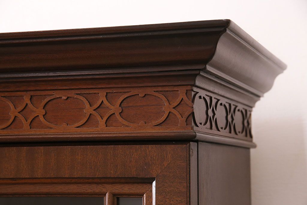 中古美品　ヒッコリーチェア(HICKORY CHAIR)　マホガニー材　高級感とクラシカルな雰囲気を高める照明付きのキャビネット(定価約300万円)(収納棚、飾り棚)(R-048949)