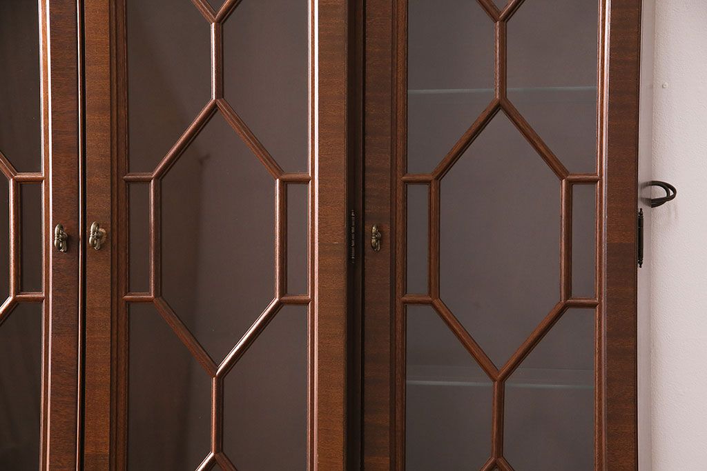 中古美品　ヒッコリーチェア(HICKORY CHAIR)　マホガニー材　高級感とクラシカルな雰囲気を高める照明付きのキャビネット(定価約300万円)(収納棚、飾り棚)(R-048949)