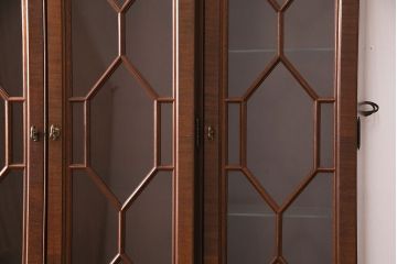 中古美品　ヒッコリーチェア(HICKORY CHAIR)　マホガニー材　高級感とクラシカルな雰囲気を高める照明付きのキャビネット(定価約300万円)(収納棚、飾り棚)(R-048949)