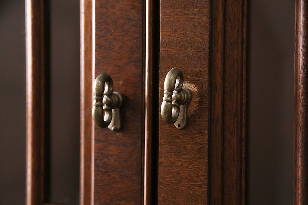 中古美品　ヒッコリーチェア(HICKORY CHAIR)　マホガニー材　高級感とクラシカルな雰囲気を高める照明付きのキャビネット(定価約300万円)(収納棚、飾り棚)(R-048949)