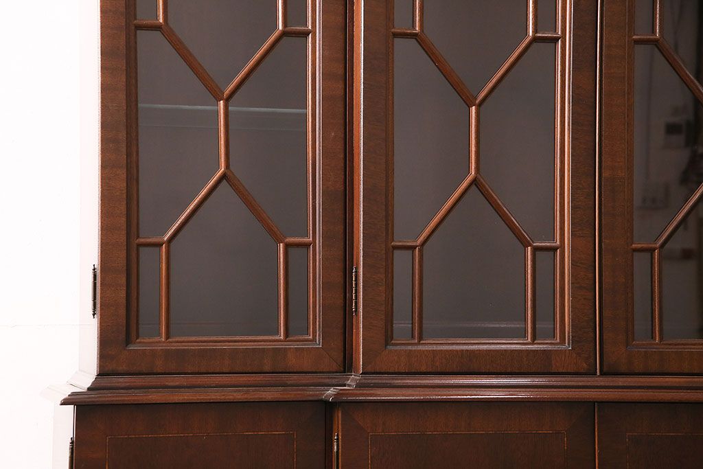 中古美品　ヒッコリーチェア(HICKORY CHAIR)　マホガニー材　高級感とクラシカルな雰囲気を高める照明付きのキャビネット(定価約300万円)(収納棚、飾り棚)(R-048949)