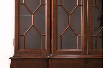 中古美品　ヒッコリーチェア(HICKORY CHAIR)　マホガニー材　高級感とクラシカルな雰囲気を高める照明付きのキャビネット(定価約300万円)(収納棚、飾り棚)(R-048949)