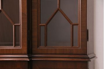 中古美品　ヒッコリーチェア(HICKORY CHAIR)　マホガニー材　高級感とクラシカルな雰囲気を高める照明付きのキャビネット(定価約300万円)(収納棚、飾り棚)(R-048949)