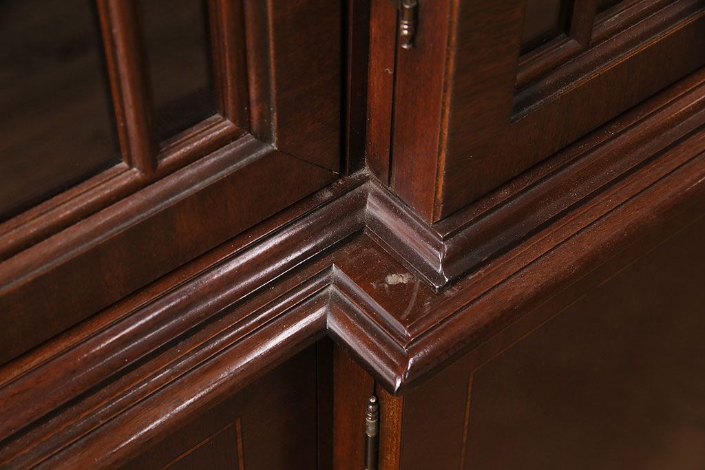 中古美品　ヒッコリーチェア(HICKORY CHAIR)　マホガニー材　高級感とクラシカルな雰囲気を高める照明付きのキャビネット(定価約300万円)(収納棚、飾り棚)(R-048949)