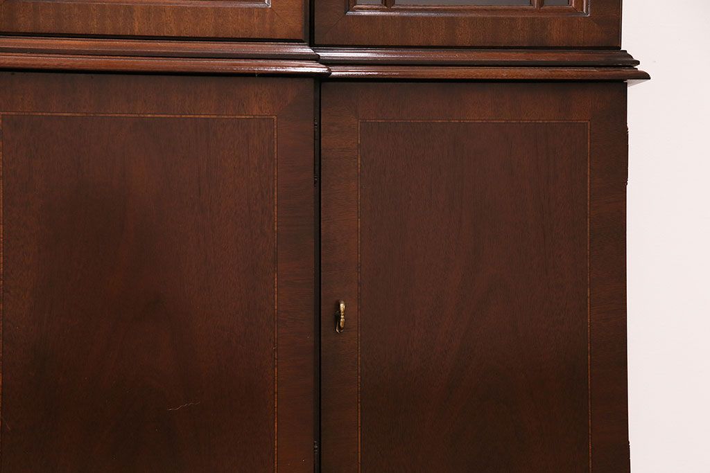 中古美品　ヒッコリーチェア(HICKORY CHAIR)　マホガニー材　高級感とクラシカルな雰囲気を高める照明付きのキャビネット(定価約300万円)(収納棚、飾り棚)(R-048949)