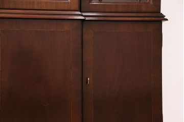 中古美品　ヒッコリーチェア(HICKORY CHAIR)　マホガニー材　高級感とクラシカルな雰囲気を高める照明付きのキャビネット(定価約300万円)(収納棚、飾り棚)(R-048949)