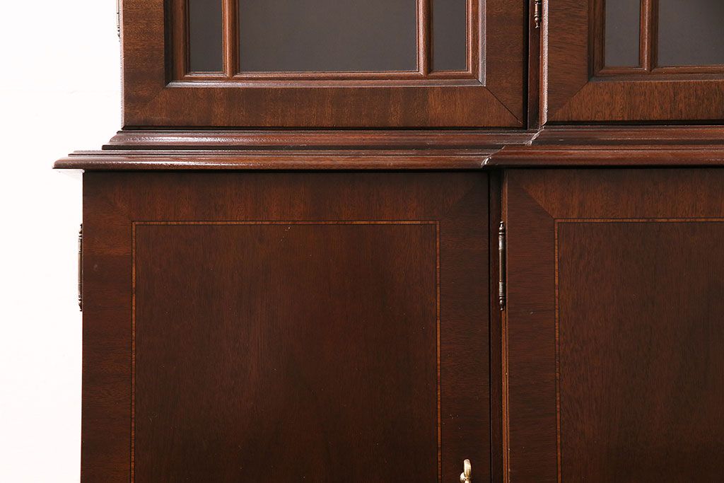 中古美品　ヒッコリーチェア(HICKORY CHAIR)　マホガニー材　高級感とクラシカルな雰囲気を高める照明付きのキャビネット(定価約300万円)(収納棚、飾り棚)(R-048949)