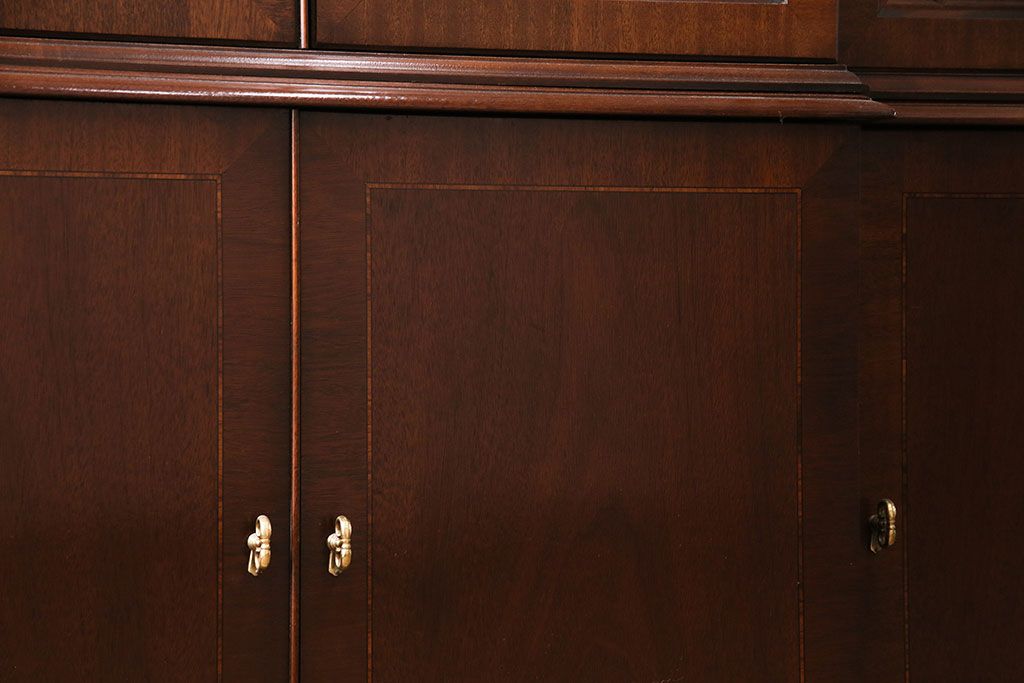 中古美品　ヒッコリーチェア(HICKORY CHAIR)　マホガニー材　高級感とクラシカルな雰囲気を高める照明付きのキャビネット(定価約300万円)(収納棚、飾り棚)(R-048949)