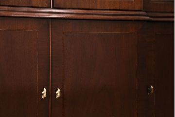 中古美品　ヒッコリーチェア(HICKORY CHAIR)　マホガニー材　高級感とクラシカルな雰囲気を高める照明付きのキャビネット(定価約300万円)(収納棚、飾り棚)(R-048949)