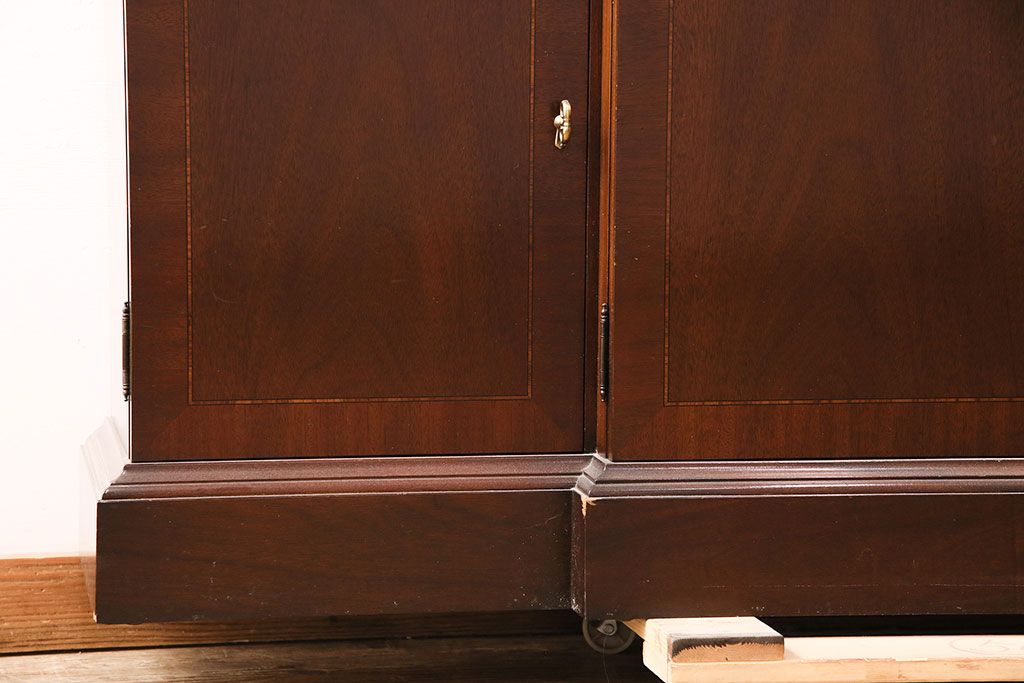 中古美品　ヒッコリーチェア(HICKORY CHAIR)　マホガニー材　高級感とクラシカルな雰囲気を高める照明付きのキャビネット(定価約300万円)(収納棚、飾り棚)(R-048949)