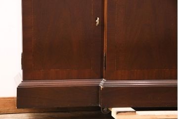 中古美品　ヒッコリーチェア(HICKORY CHAIR)　マホガニー材　高級感とクラシカルな雰囲気を高める照明付きのキャビネット(定価約300万円)(収納棚、飾り棚)(R-048949)