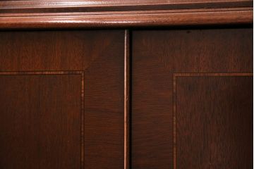 中古美品　ヒッコリーチェア(HICKORY CHAIR)　マホガニー材　高級感とクラシカルな雰囲気を高める照明付きのキャビネット(定価約300万円)(収納棚、飾り棚)(R-048949)