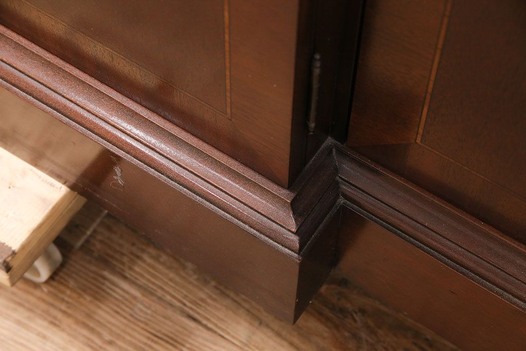 中古美品　ヒッコリーチェア(HICKORY CHAIR)　マホガニー材　高級感とクラシカルな雰囲気を高める照明付きのキャビネット(定価約300万円)(収納棚、飾り棚)(R-048949)