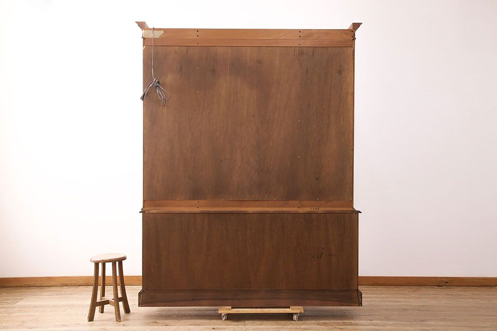 中古美品　ヒッコリーチェア(HICKORY CHAIR)　マホガニー材　高級感とクラシカルな雰囲気を高める照明付きのキャビネット(定価約300万円)(収納棚、飾り棚)(R-048949)