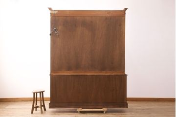 中古美品　ヒッコリーチェア(HICKORY CHAIR)　マホガニー材　高級感とクラシカルな雰囲気を高める照明付きのキャビネット(定価約300万円)(収納棚、飾り棚)(R-048949)
