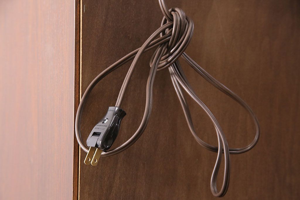 中古美品　ヒッコリーチェア(HICKORY CHAIR)　マホガニー材　高級感とクラシカルな雰囲気を高める照明付きのキャビネット(定価約300万円)(収納棚、飾り棚)(R-048949)