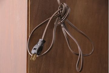 中古美品　ヒッコリーチェア(HICKORY CHAIR)　マホガニー材　高級感とクラシカルな雰囲気を高める照明付きのキャビネット(定価約300万円)(収納棚、飾り棚)(R-048949)