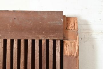 アンティーク建具　ヒノキ材の渋い木肌と重厚感のある佇まいが魅力の格子蔵戸(引き戸、玄関戸)(R-048950)