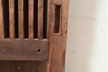 アンティーク建具　ヒノキ材の渋い木肌と重厚感のある佇まいが魅力の格子蔵戸(引き戸、玄関戸)(R-048950)