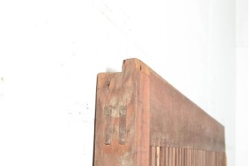 アンティーク建具　ヒノキ材の渋い木肌と重厚感のある佇まいが魅力の格子蔵戸(引き戸、玄関戸)(R-048950)