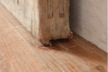 アンティーク建具　ヒノキ材の渋い木肌と重厚感のある佇まいが魅力の格子蔵戸(引き戸、玄関戸)(R-048950)