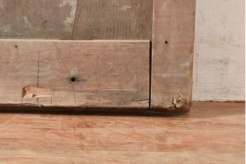 アンティーク建具　ヒノキ材の渋い木肌と重厚感のある佇まいが魅力の格子蔵戸(引き戸、玄関戸)(R-048950)