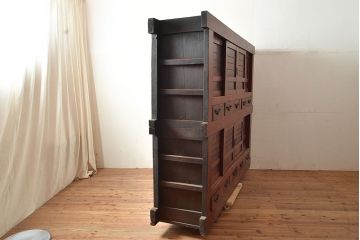 和製アンティーク　特注品　七尺　前面総ケヤキ材の激レア品!漆塗りの赤味がかった色合いが美しい上手物の水屋箪笥(7尺、重ね箪笥、収納棚、食器棚)(R-048951)
