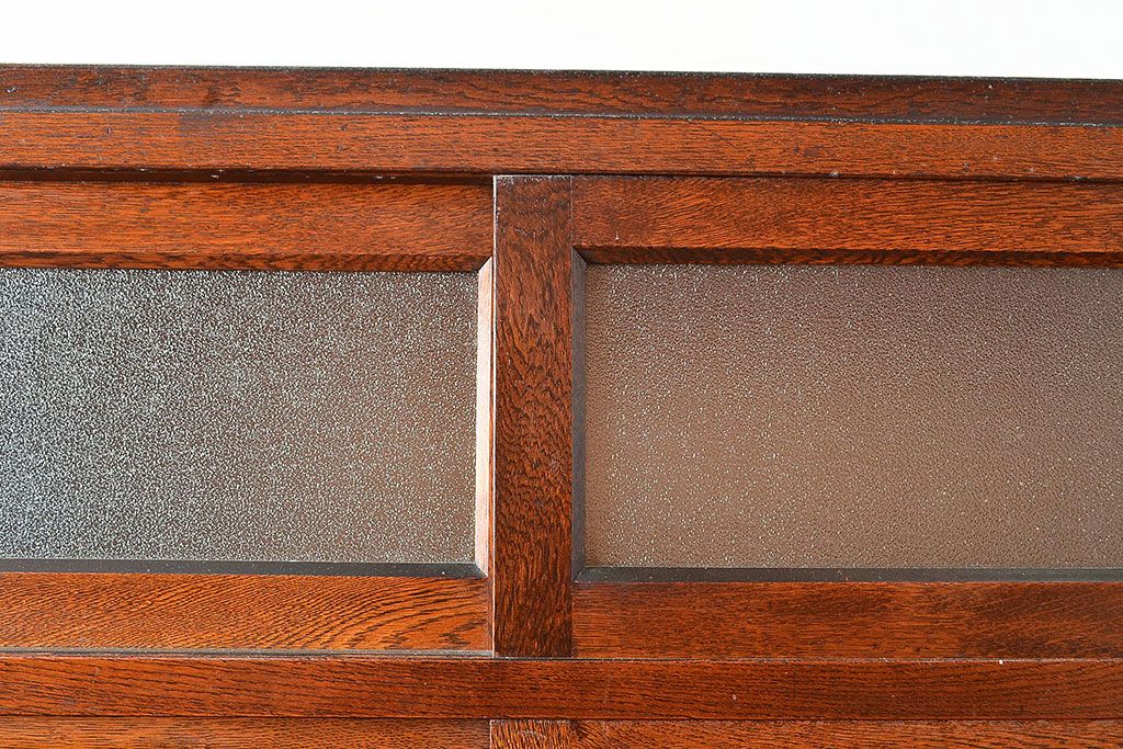 和製アンティーク　ナラ材　模様ガラスと蝿帳(はいちょう)がポイント!便利な作業台も付いたレトロ食器棚(収納棚、カップボード、キャビネット)(R-048952)