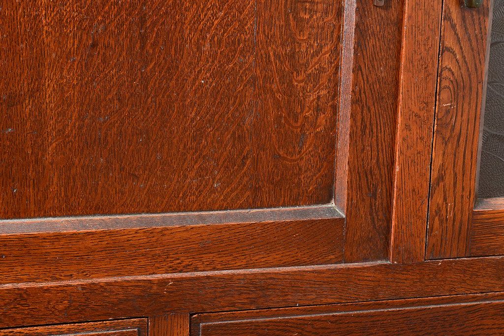 和製アンティーク　ナラ材　模様ガラスと蝿帳(はいちょう)がポイント!便利な作業台も付いたレトロ食器棚(収納棚、カップボード、キャビネット)(R-048952)