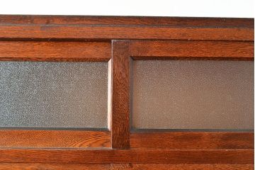 和製アンティーク　ナラ材　模様ガラスと蝿帳(はいちょう)がポイント!レトロな雰囲気が魅力の食器棚(収納棚、キャビネット)(R-048953)