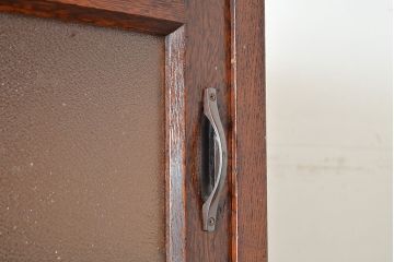 和製アンティーク　ナラ材　模様ガラスと蝿帳(はいちょう)がポイント!レトロな雰囲気が魅力の食器棚(収納棚、キャビネット)(R-048953)