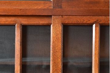 和製アンティーク　ナラ材　模様ガラスと蝿帳(はいちょう)がポイント!レトロな雰囲気が魅力の食器棚(収納棚、キャビネット)(R-048953)