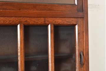 和製アンティーク　ナラ材　模様ガラスと蝿帳(はいちょう)がポイント!レトロな雰囲気が魅力の食器棚(収納棚、キャビネット)(R-048953)