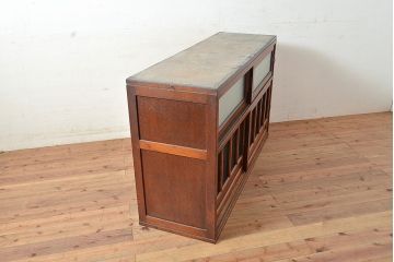 和製アンティーク　ナラ材　模様ガラスと蝿帳(はいちょう)がポイント!レトロな雰囲気が魅力の食器棚(収納棚、キャビネット)(R-048953)