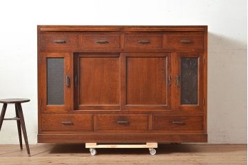 和製アンティーク　ナラ材　模様ガラスがポイント!便利な作業台が付いたレトロな食器棚(収納棚、サイドボード、キャビネット)(R-048954)