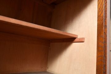 和製アンティーク　ナラ材　模様ガラスがポイント!便利な作業台が付いたレトロな食器棚(収納棚、サイドボード、キャビネット)(R-048954)