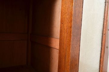 和製アンティーク　ナラ材　模様ガラスがポイント!便利な作業台が付いたレトロな食器棚(収納棚、サイドボード、キャビネット)(R-048954)