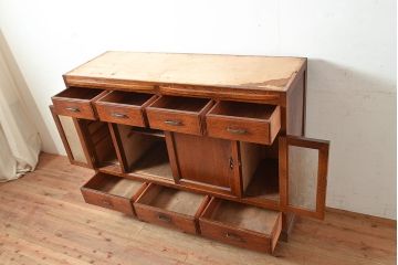 和製アンティーク　ナラ材　模様ガラスがポイント!便利な作業台が付いたレトロな食器棚(収納棚、サイドボード、キャビネット)(R-048954)