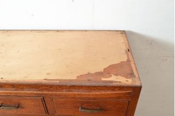 和製アンティーク　ナラ材　模様ガラスがポイント!便利な作業台が付いたレトロな食器棚(収納棚、サイドボード、キャビネット)(R-048954)